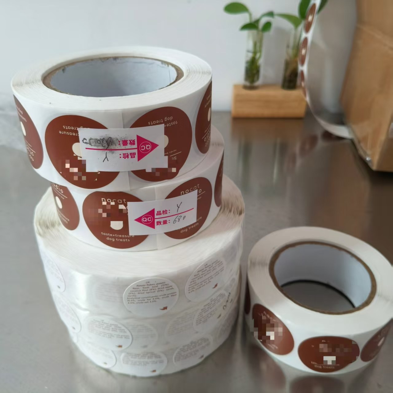 जोजो पैक डेनिश क्लाइंट के लिए कस्टम डॉग ट्रीट स्टिकर की शिपमेंट तैयार करता है