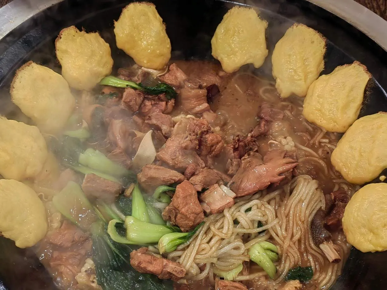 प्रबंधक पुरुष प्रयास करने वालों को अतिरिक्त भोजन प्रदान करते हैं