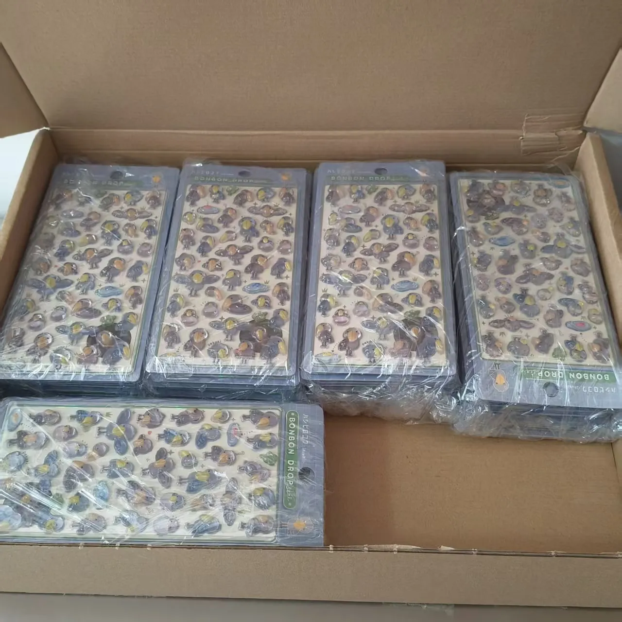 आपके बच्चे के लिए उभरे हुए स्टिकर भेजे जाने वाले हैं!