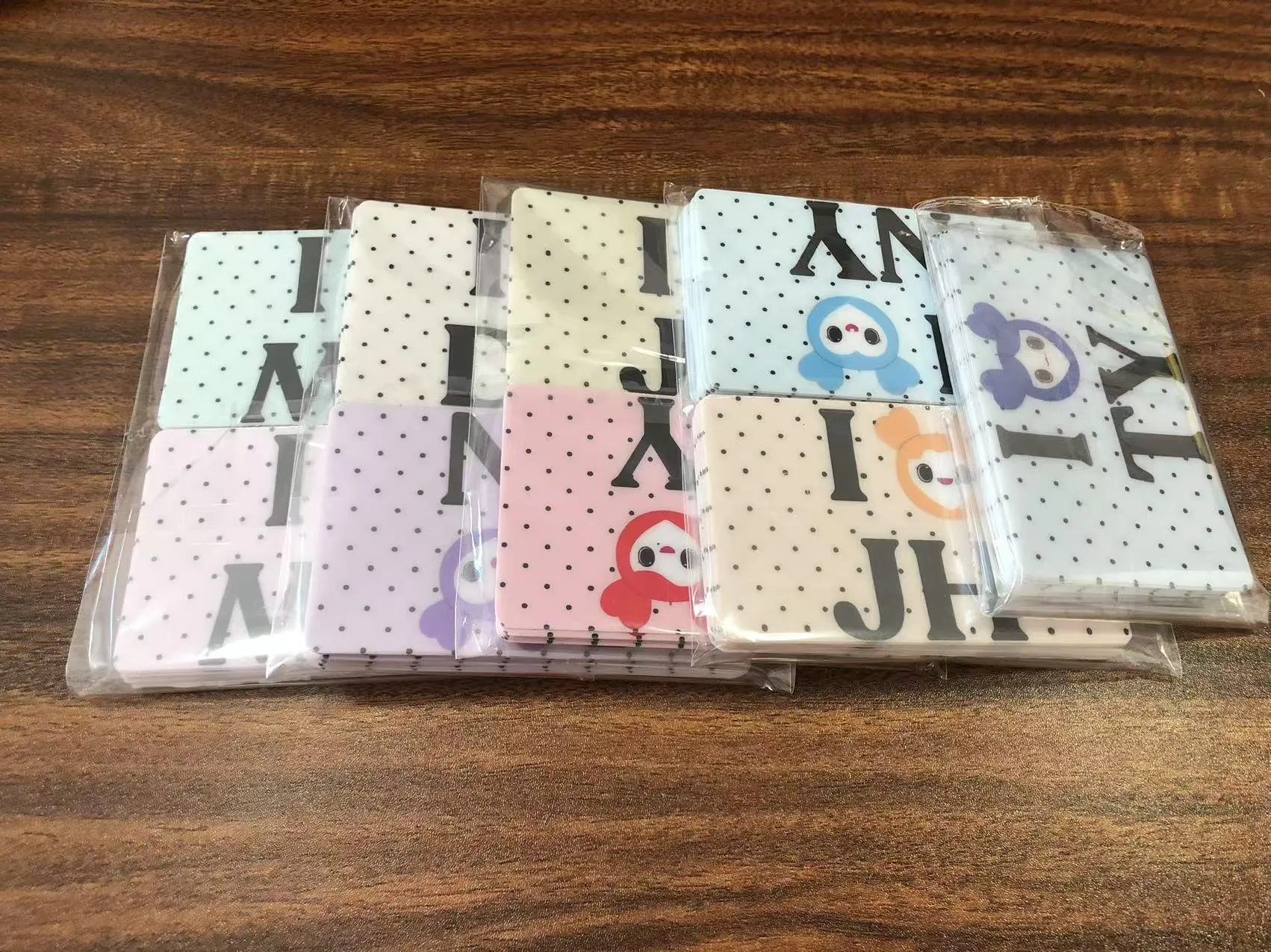 जोजो पैक अमेरिकी ग्राहकों को क्रेडिट कार्ड कवर स्टिकर भेजता है