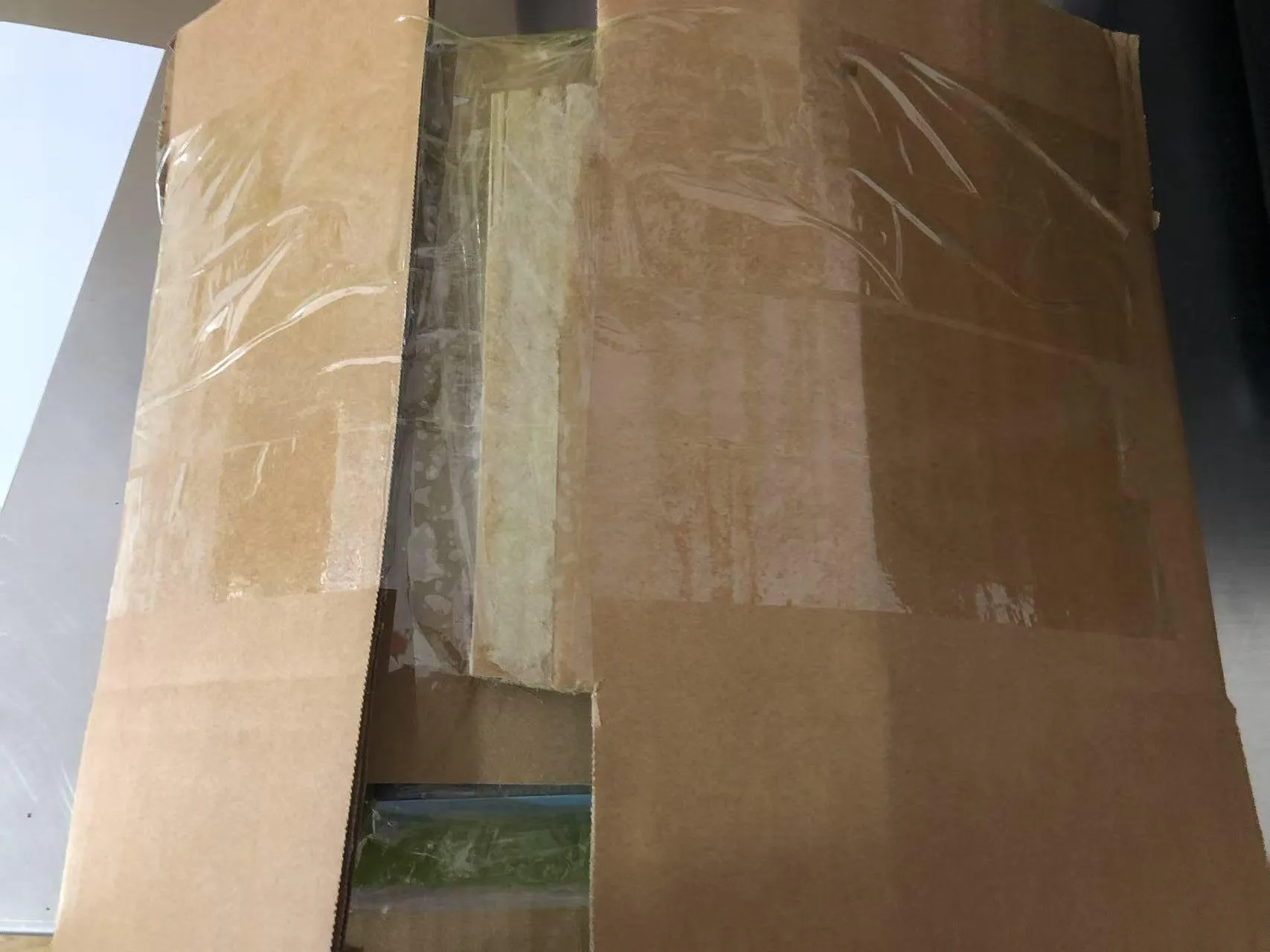 युगांडा में बच्चों के लिए पोर्टेबल स्टिकर पुस्तकें भेजने की प्रगति