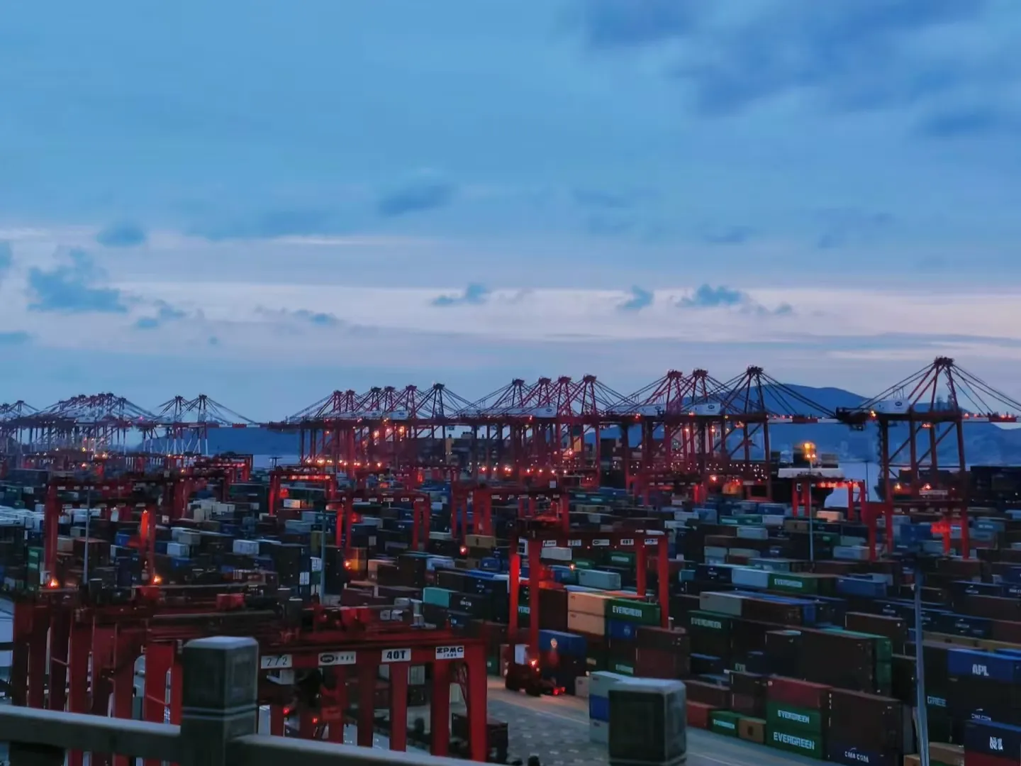 चीन के आयात और निर्यात व्यापार का कुल मूल्य 41.21 ट्रिलियन युआन तक पहुंच गया।