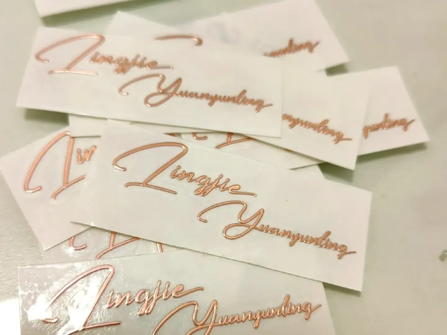 क्या स्थानांतरण स्टिकर हटाने योग्य हैं?