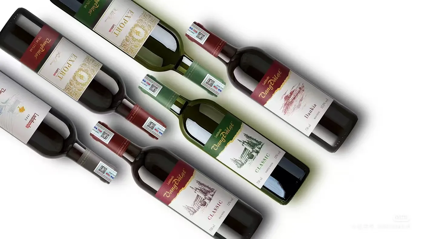 वाइन लेबल के लिए आमतौर पर कौन सी तकनीकों का उपयोग किया जाता है?