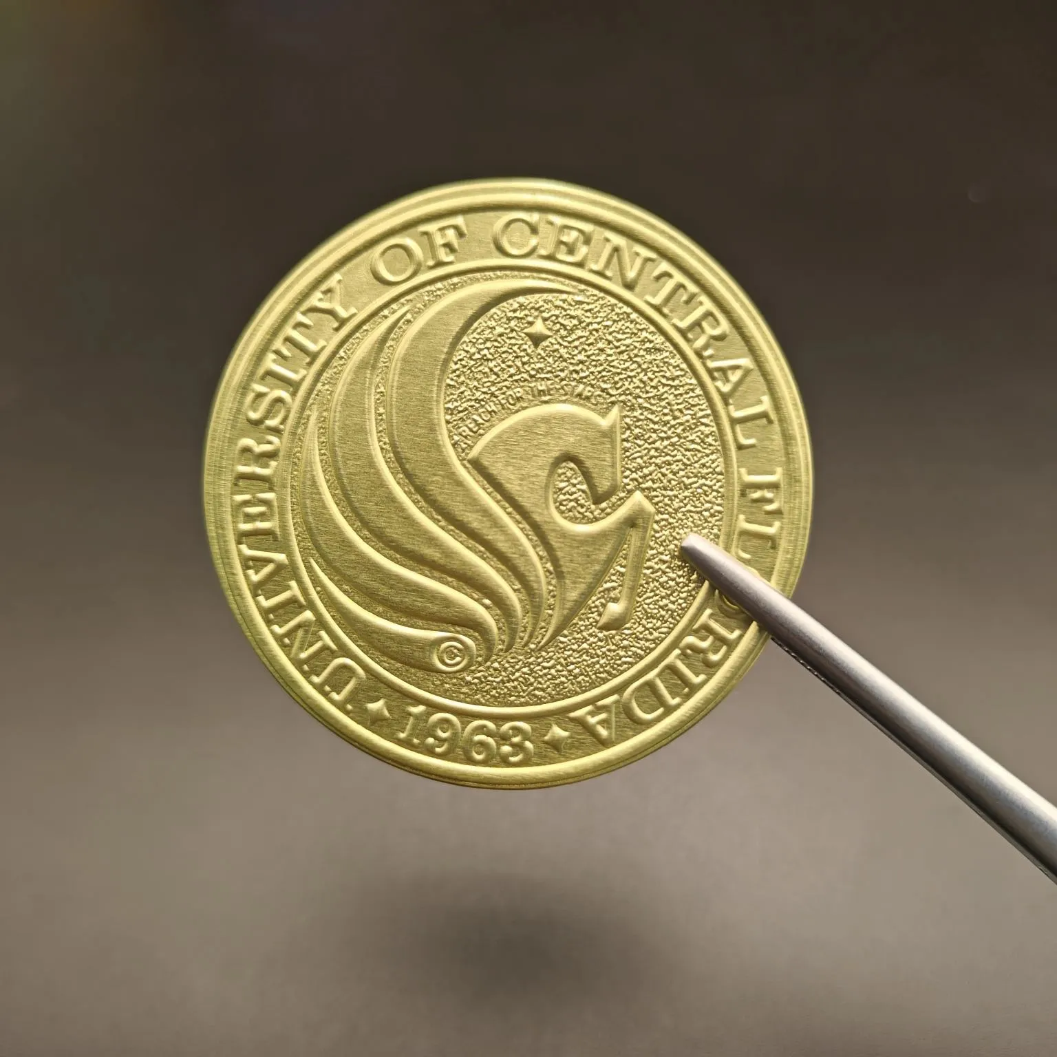 वाइन का लेबल आपकी बोतल को नज़रअंदाज़ करना कैसे असंभव बना सकता है?