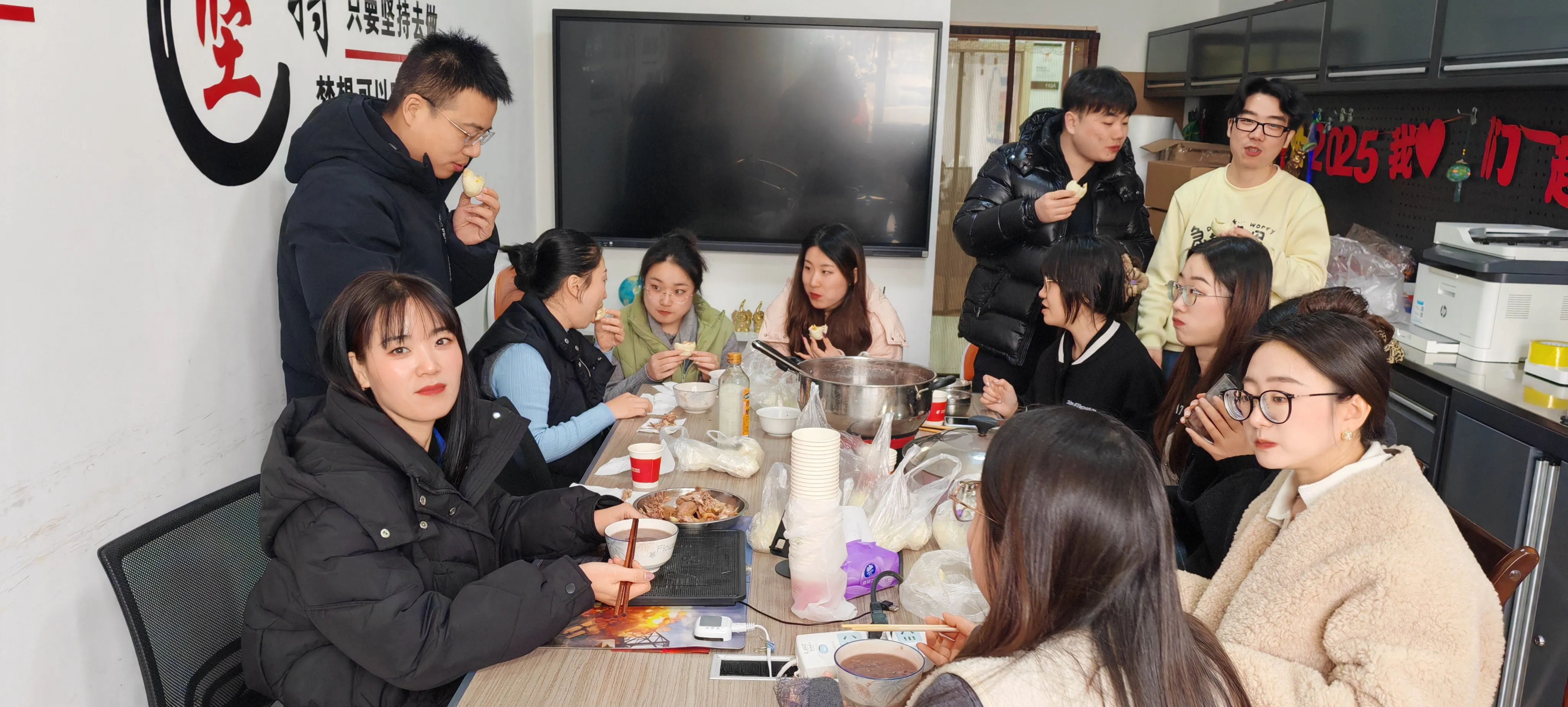 जोजो पैक में परंपरा का स्वाद और हार्दिक शुभकामनाएं