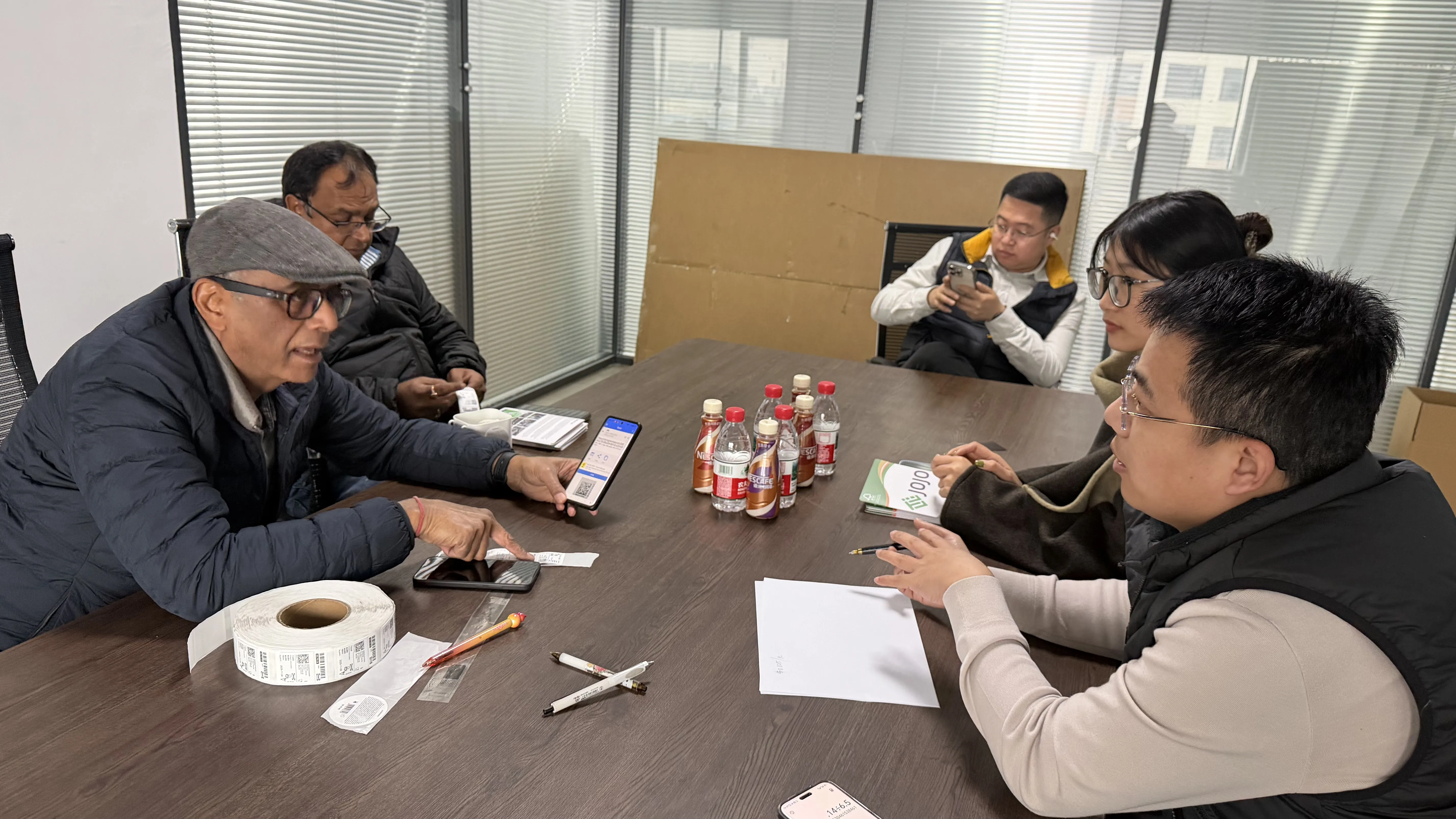 हमारे कारखाने में आने के लिए ग्राहकों का हार्दिक स्वागत है